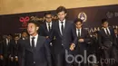 Pelatih Timnas Indonesia U-22, Luis Milla, bersama para pemainnya turun dari panggung usai diperkenalkan. Kini Garuda Muda sudah sejajar dengan pemain elite Eropa yang biasa menggunakan jas. (Bola.com/Vitalis Yogi Trisna)