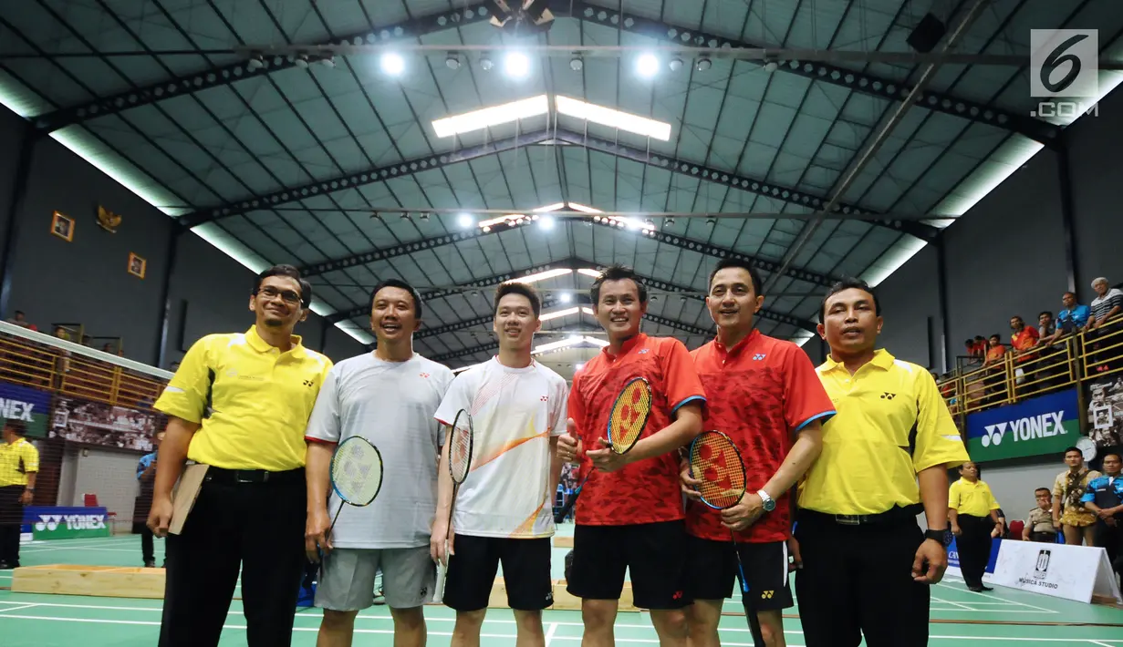 Menpora Imam Nahrawi (kedua kiri) bersama Kevin Sanjaya (ketiga kiri) berfoto bersama Candra Wijaya/Ricky Subagja usai laga eksebisi di Candra Wijaya Internasional Badminton Centre, Tangerang Banten, Selasa (19/12). (Liputan6.com/Helmi Fithriansyah)