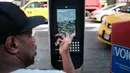 Seorang pria mengakses Google Maps di kios Wi-Fi gratis di Manhattan, New York, 24 Agustus 2016. Proyek LinkNYC ini menyulap sejumlah telepon umum usang menjadi kios Wi-Fi gratis untuk bisa mengakses internet, menelepon dan pengisian baterai ponsel. (AFP)