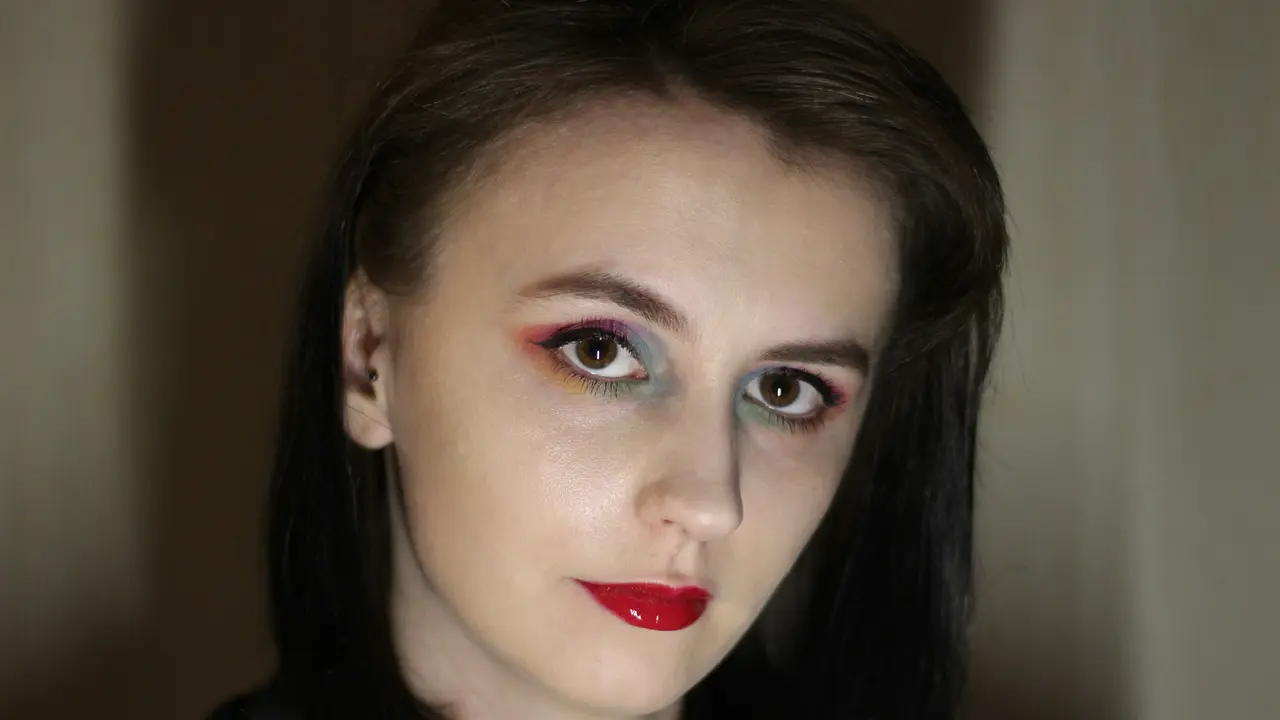 6 Kombinasi Makeup dan Outfit Unik Jarang Terpikirkan, Tetap Ta