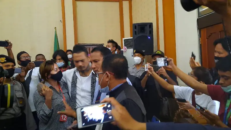 Jerinx bersama Nora dan Tim Kuasa Hukumnya Usai Sidang Vonis Kasus IDI Kacung WHO