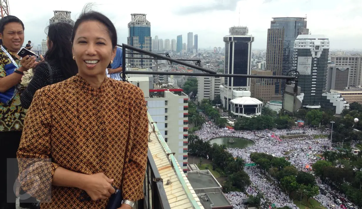 Menteri BUMN, Rini Soemarno saat memantau demo 2 Desember di atas gedung BUMN, Jakarta, Rabu (2/12). Demo 2 Desember digelar sebagai lanjutan dari aksi 4 November 2016. (Liputan6.com/Ferbian Pradolo)