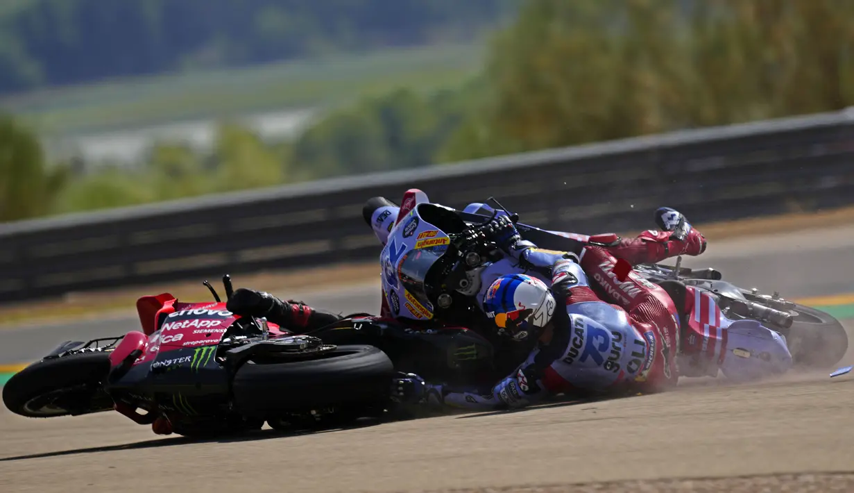 Pembalap Ducati, Francesco Bagnaia (kiri) dan pembalap Gresini Racing, Alex Marquez terlibat insiden tabrakan saat MotoGP Aragon 2024 yang berlangsung di Sirkuit MotorLand Aragaon, Alcaniz, Spanyol, Minggu (01/09/2024). (AP Photo/Jose Breton)