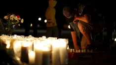 Aidan Solis (11) berlutut saat mengikuti aksi  menyalakan lilin dan berdoa bersama di San Bernardino, California, Jumat (4/12). Aksi tersebut untuk korban penembakan brutal di pusat lembaga pelayanan sosial yang menewaskan 14 orang (REUTERS/Mario Anzuoni)