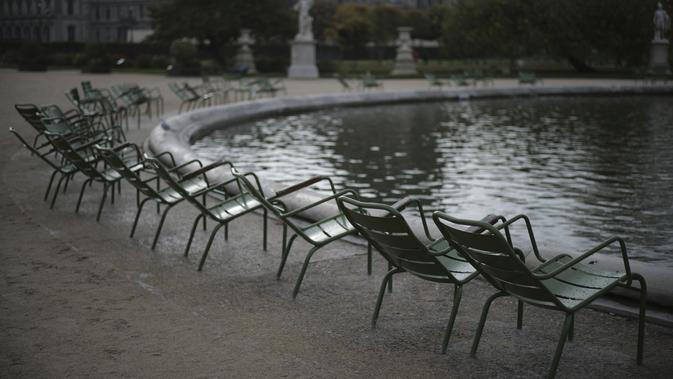 Kursi kosong terlihat di taman Tuileries di Paris (14/10/2020). Presiden Prancis Emmanuel Macron memberikan wawancara televisi nasional Rabu malam untuk berbicara tentang virus, yang pertama dalam beberapa bulan. (AP Photo/Lewis Joly)