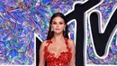 Memecah palet warna monokrom di karpet merah, Selena Gomez mengenakan gaun Oscar de la Renta yang berapi-api berderak. (Photo by ANGELA  WEISS / AFP)