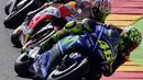 Pembalap Movistar Yamaha, Valentino Rossi (kedua kanan) memacu kendaraannya pada balapan MotoGP Aragon di Spanyol, Minggu (24/9). Bisa memberikan perlawanan di awal, Rossi mengakhirinya dengan finis di posisi lima. (JAVIER SORIANO/AFP)