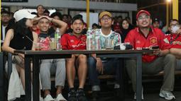 Ibnu Jamil (tengah), Rian d'Masiv (kedua kanan), dan Mario Delano saat Roaring Night Liga Inggris antara Manchester City melawan Manchester United di Picth 98, Kemang, Jakarta, Minggu (03/03/2024) malam WIB. (Bola.com/Abdul Aziz)