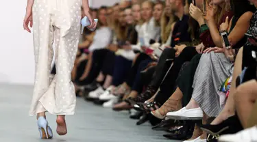 Seorang model berjalan di atas catwalk London Fashion Week 2017 dengan hanya mengenakan sebelah sepatunya di London, Inggris, Selasa (20/9).  Model itu mengalami insiden memalukan saat memperagakan busana rancangan Emilio De la Morena. (REUTERS/Neil Hall)