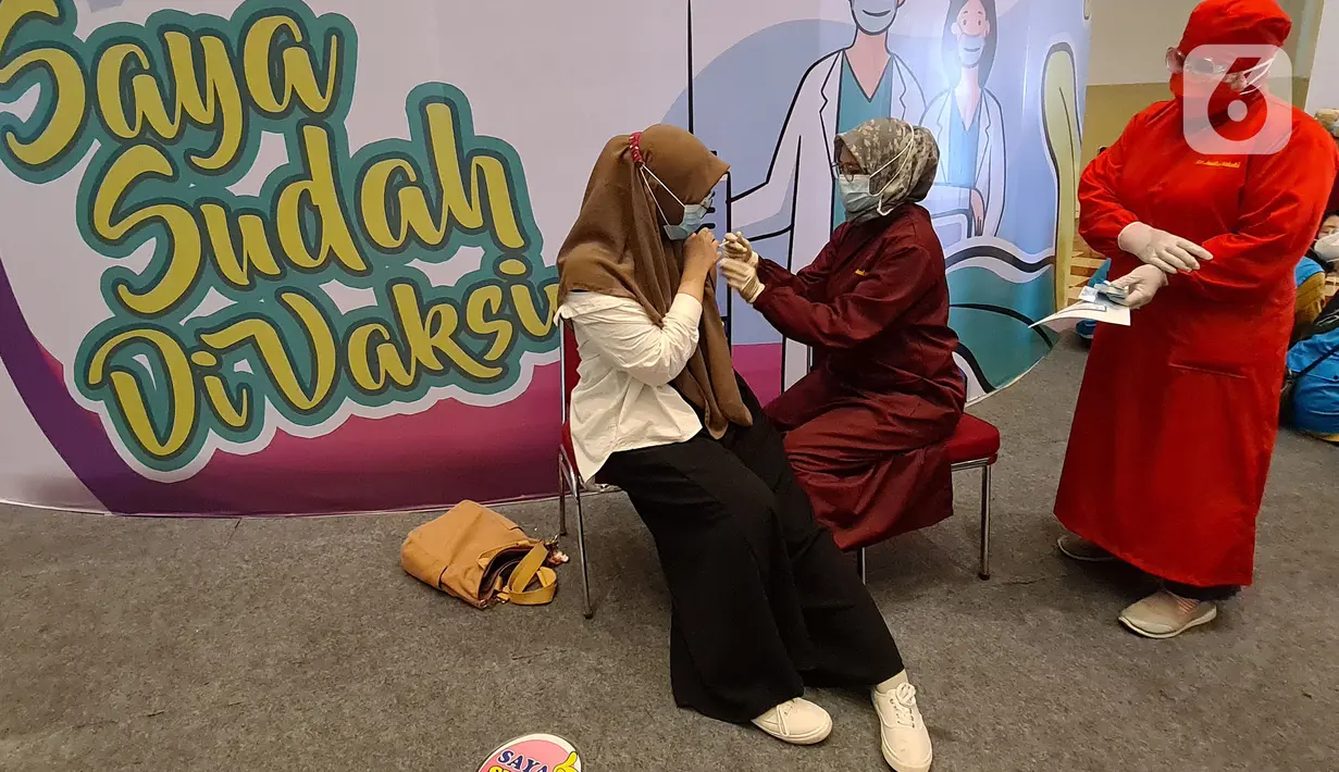 Paramedis melakukan penyuntikan vaksin Covid-19 kepada guru saat kegiataan vaksinasi massal untuk tenaga pendidik di Teraskota Mall. Tangerang Selatan, Banten, Rabu (28/04/2021). Lebih dari 3000 teanga pengajar ditargetkan mendapatkan vaksinasi. (merdeka.com/Arie Basuki)