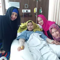 Inilah istri Deddr Drajat saat masih terbaring di Rumah Sakit MRCCC, Semanggi, Jakarta  Selatan. (Facebook)