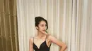 Gaun hitam dengan aksen leher V ala Anya Geraldine bisa kamu coba saat menghadiri acara resmi. Tak lupa untuk menata rambut agar terlihat lebih memesona. [instagram/anyageraldine]