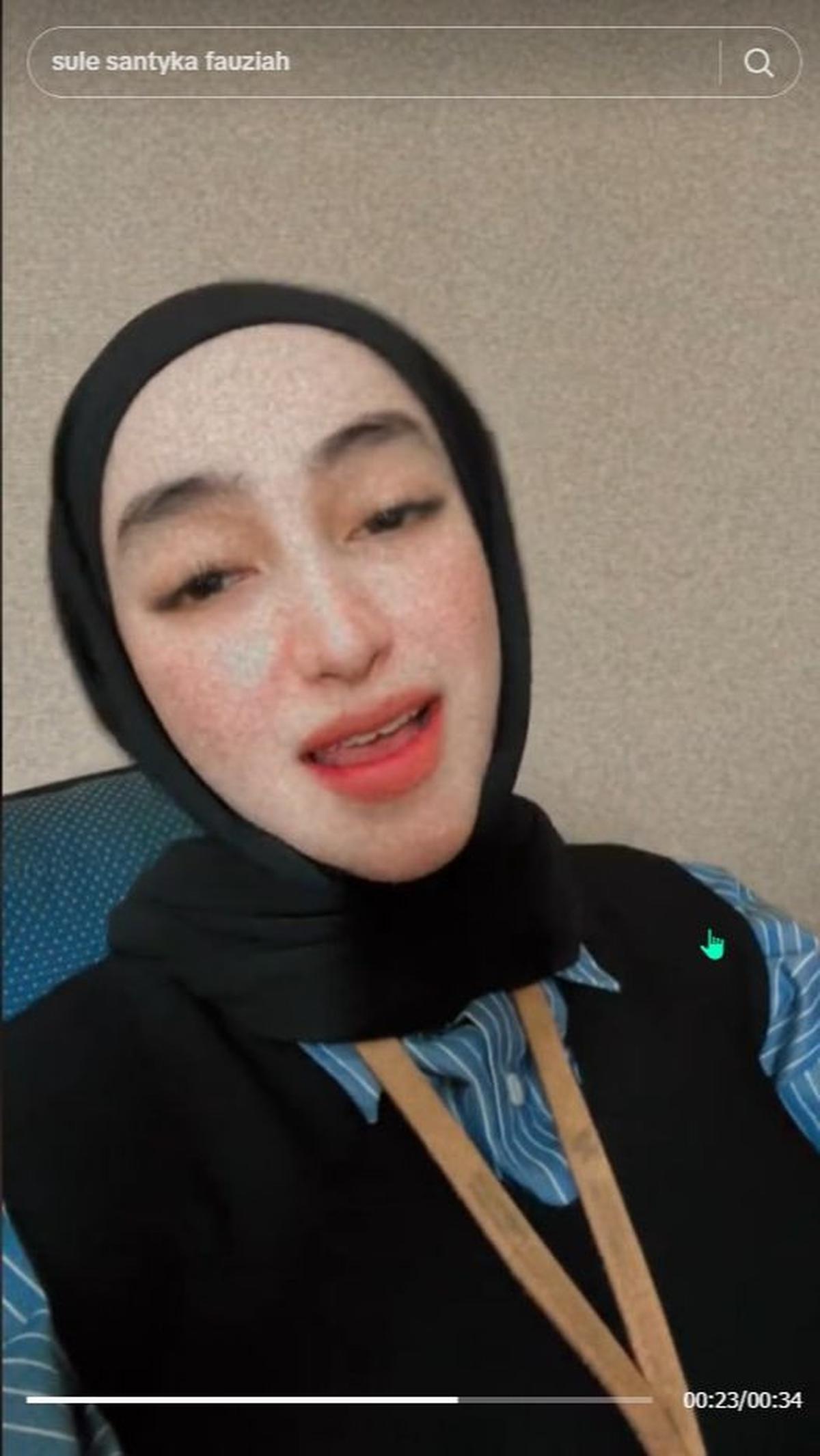 Berketurunan Arab, Santyka Fauziah menjadi pusat perhatian setelah muncul kabar khusus tentang hubungannya dengan Sule.