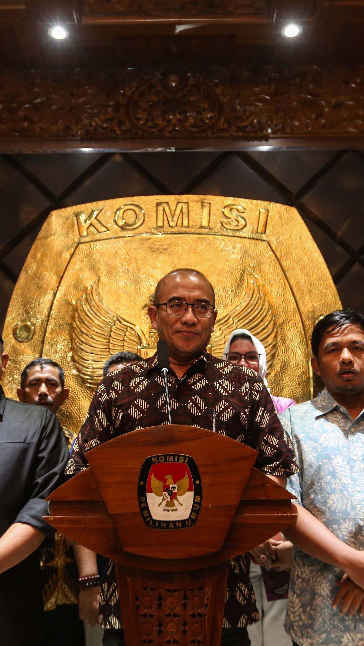 Di depan awak media, Hasyim Asy'ari mengaku berterima kasih atas pemecatan yang dilakukan DKPP terhadap dirinya.