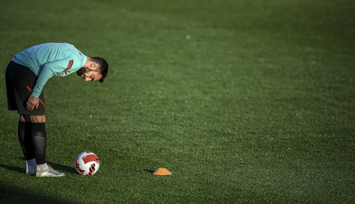 Pemain Portugal Bruno Fernandes saat sesi latihan jelang menghadapi Turki pada pertandingan sepak bola kualifikasi Piala Dunia 2022 di kamp pelatihan Cidade do Futebol, Oeiras, Portugal, 21 Maret 2022. (PATRICIA DE MELO MOREIRA/AFP)