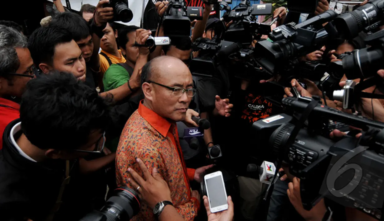 Rohaniawan Daniel Alexander menjawab pertanyaan awak media seusai mengikuti kebaktian di Lapas Batu, Nusakambangan, Jawa Tengah, Kamis (5/3/2015).  Daniel  mengaku, akan terus memperjuangkan duo Bali Nine tidak dihukum mati (Liputan6.com/Johan Tallo)