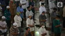 Jemaah melaksanakan ibadah salat Jumat di Masjid Agung At-Tin, Jakarta, Jumat (5/6/2020). Sejumlah masjid di Jakarta menggelar salat Jumat karena sudah memasuki masa PSBB transisi menuju new normal. (merdeka.com/Imam Buhori)