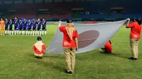 Tim sepak bola Jepang menyanyikan lagu kebangsaan sebelum melawan tim sepak bola Malaysia pada Babak 16 besar Asian Games 2018 di Stadion Patriot Chandrabhaga, Bekasi, Jawa Barat, Jumat (24/8). ANATARA FOTO/INASGOC/Hery Sudewo/Sup/18