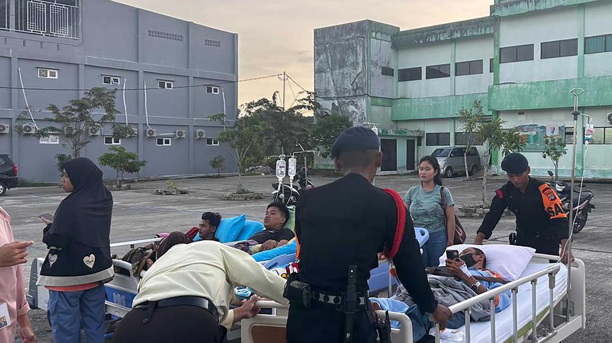FOTO: Evakuasi Pasien Rumah Sakit Saat Gempa Mengguncang Kota Tarakan