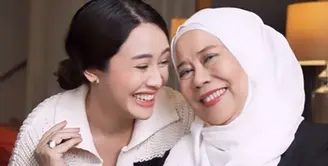 Kompaknya gaya Dewi Yull dan Merdi Octavia mengenakan outfit bernuansa hitam-putih. Dewi Yull memadukan atasan hitam dengan celana jeans dan hijab putih polos, sedangkan Merdi Octavia tampil cantik mengenakan atasan knitted berkerah berwarna dasar putih dengan corak garis hitam. [Foto: Instagram/merdioctav]