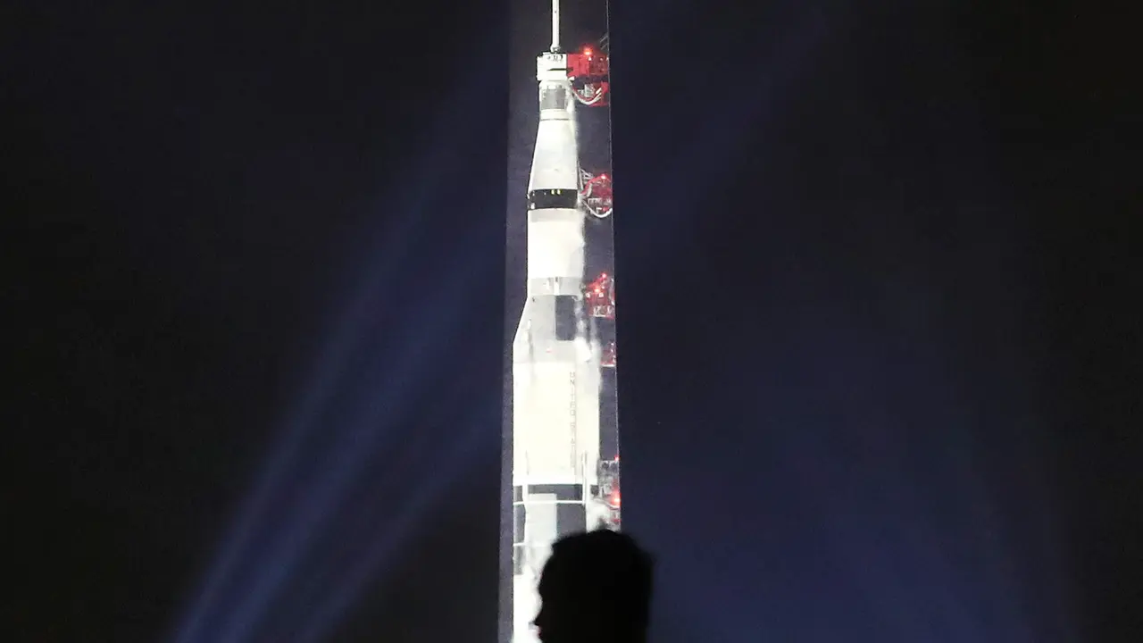Monumen Washington Berubah Jadi Roket Saturn V