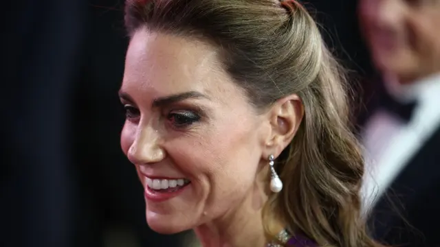 Kate Middleton Tampil Anggun dalam Gaun Ungu di Premiere Digger, Kenakan Kalung Warisan Berusia 103 Tahun