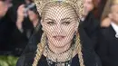 Madonna juga tampak begitu megah dengan tiara bergaya gothic glam. Ia tampil memikat pada Met Gala beberapa waktu lalu. [Foto: Instagram/ RinaldyYunardi]