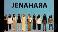 Desainer Jenahara bersama para modelnya dalam ajang Indonesia Fashion Week 2015 di JCC di JCC Senayan, Jakarta, Kamis (28/2/2015). (Liputan6.com/Panji Diksana)