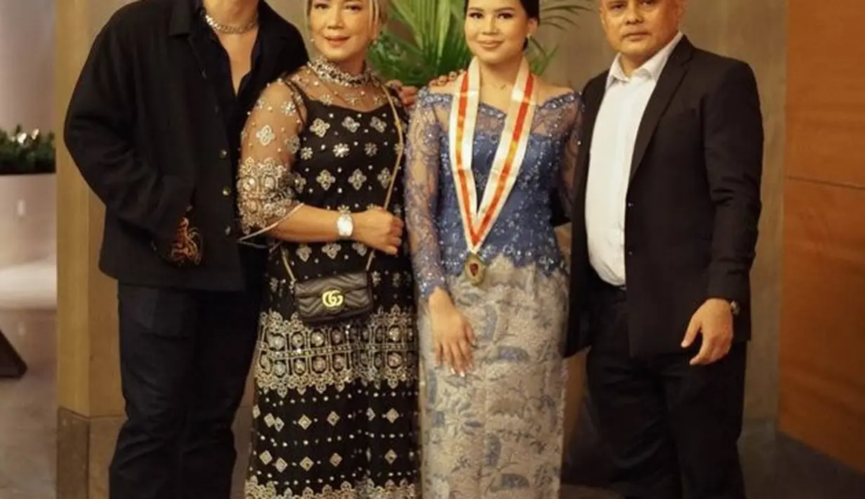 <p>Pada sebuah postingan foto, netizen salfok dengan ibu dari Jefri Nichol, Junita Eka Putri. Pasalnya sang ibu tampil cantik memesona. [Foto: instagram.com/jejijuu]</p>