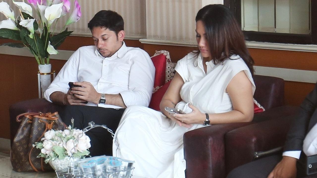7 Potret Tengku Dewi Menangis Sebelum Sidang Mediasi, Andrew Andika Beri Dukungan di Tengah Proses Perceraian