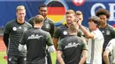 Pelatih Jerman, Joachim Loew memberikan memaparkan strategi untuk para pemain Jerman saat berlatih jelang laga melawan Prancis pada semi-final piala Eropa 2016 di Evian, Prancis, (5/7/2016).   (EPA/Arne Dedert)