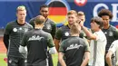 Pelatih Jerman, Joachim Loew memberikan memaparkan strategi untuk para pemain Jerman saat berlatih jelang laga melawan Prancis pada semi-final piala Eropa 2016 di Evian, Prancis, (5/7/2016).   (EPA/Arne Dedert)