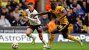 Pemain Manchester City Phil Foden (kiri) dan pemain Wolverhampton Wanderers Toti Gomes berebut bola pada pertandingan sepak bola Liga Inggris di Stadion Molineux, Wolverhampton, Inggris, Sabtu (30/9/2023). (Nick Potts/PA via AP)