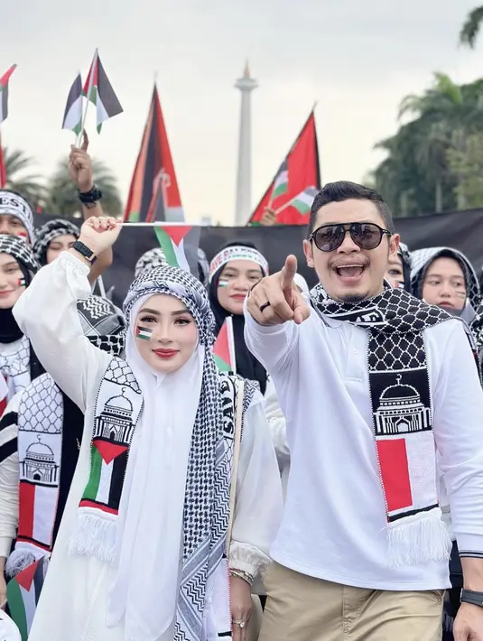 makeupnya juga terlihat begitu fresh, membagikan aura postif yang tuai pujian.  [Instagram/ ShellaSaukia]