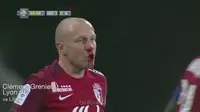 Video pelanggaran yang membuat hidung gelandang Lille berdarah karena di sikut oleh Clement Grenier striker dari Lyon di ganjar kartu merah.