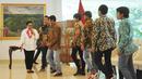 Menteri Luar Negeri RI Retno Marsudi bersama enam ABK yang berhasil dibebaskan dari sandera di Gedung Kemenlu, Jakarta (2/4). Mereka disandera sejak 23 September 2017 lalu. (Merdeka.com/Arie Basuki)