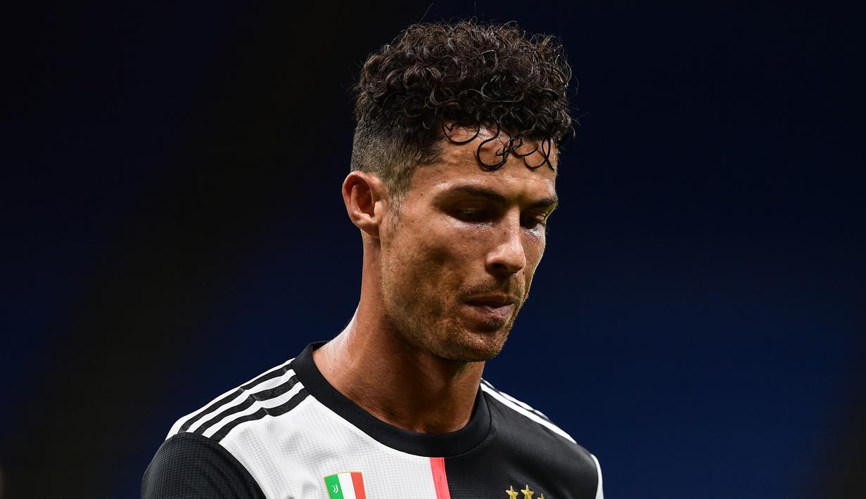 Penyerang Juventus, Cristiano Ronaldo, tampak kecewa usai timnya kalah saat menghadapi AC Milan pada laga lanjutan Serie A di San Siro, Rabu (8/7/2020) dini hari WIB. Juventus kalah 2-4 atas AC Milan. (AFP/Miguel Medina)