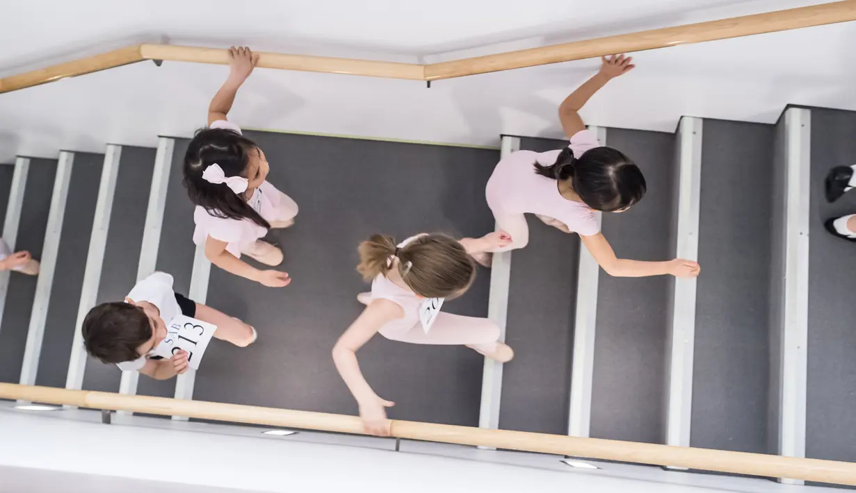Penari balet cilik berlari menaiki anak tangga mengikuti audisi di Sekolah Ballet Amerika (11/4/2016). Setiap anak berusia 6 sampai 10 tahun diundang untuk mengikuti audisi di Sekolah Balet Amerika. (AFP/Mark Sagliocco)