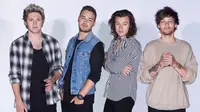 Sembari memegang piala, One Direction menyebut nama Zayn Malik di Billboard Awards 2015