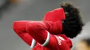 Penyerang Liverpool, Mohamed Salah, menutup wajahnya dengan baju usai gagal mencetak gol ke gawang Newcastle United pada laga Liga Inggris di Stadion St James' Park, Rabu (30/12/2020). Kedua tim bermain imbang tanpa gol. (Peter Powell/ Pool via AP)