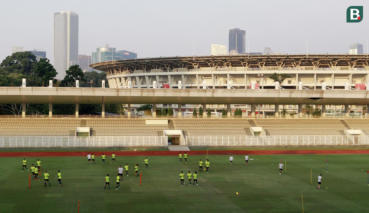 Pemain Timnas Indonesia U-19 melakukan latihan jelang Piala AFF U-19 2022 di Stadion Madya, Jakarta, Selasa (21/6/2022). (Bola.com/M Iqbal Ichsan)