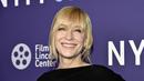 Cate Blanchett tersenyum saat menghadiri pemutaran perdana film "Tár" selama Festival Film New York ke-60 di Alice Tully Hall di New York pada Senin, 3 Oktober 2022. Bodysuit yang dikenakan bintang berusia 53 tahun itu tampak elegan yang menampilkan bawahan lonceng dan lengan berenda dramatis dengan ujung putih untuk menambah kontras. (Photo by Evan Agostini/Invision/AP)