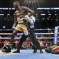 Deontay Wilder memukul KO Bermane Stiverne pada ronde pertama dalam pertarungan tinju dunia kelas berat WBC di New York, Amerika Serikat, Minggu (5/11/2017) pagi WIB. (AP Photo/Kevin Hagen)