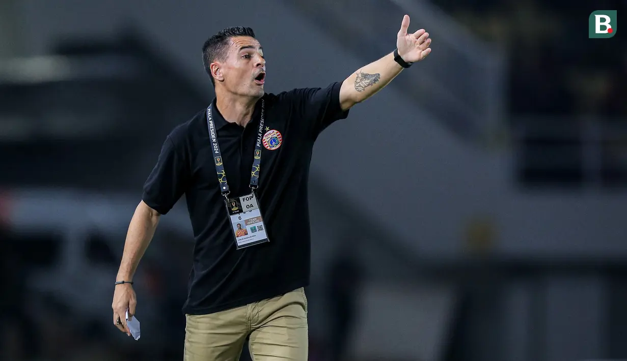 <p>Pelatih kepala Persija Jakarta, Carlos Gonzales Pena memberi instruksi kepada para pemainnya saat menghadapi Persis Solo pada laga perebutan peringkat ketiga Piala Presiden 2024 di Stadion Manahan, Solo, Sabtu (3/8/2024). (Bola.com/Bagaskara Lazuardi)</p>