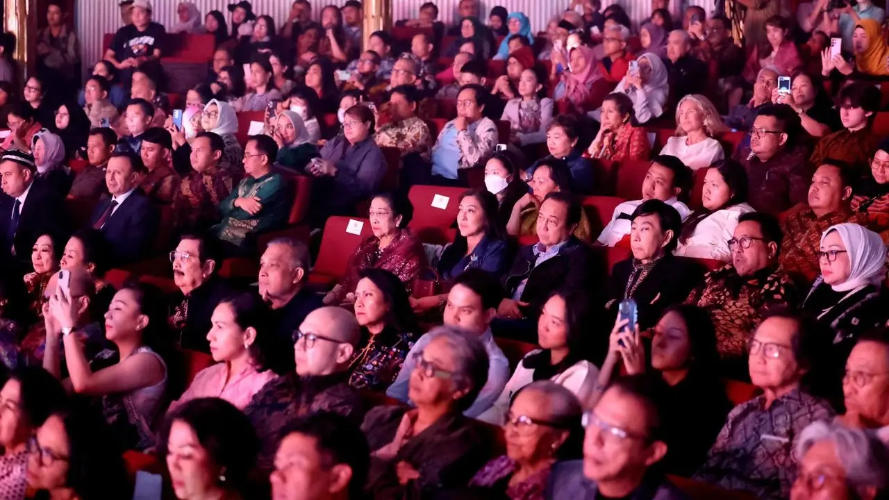 Presiden ke-5 Republik Indonesia sekaligus Ketua Umum DPP PDI Perjuangan (PDIP) Megawati Soekarnoputri menyaksikan pertunjukan teater musik Imam Al-Bukhari dan Soekarno.