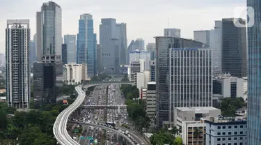 Suasana proyek pembangunan LRT Jabodebek di kawasan Jalan Gatot Soebroto, Jakarta, Senin (3/2/2020). Pembangunan LRT yang ditargetkan selesai Juli 2021 mundur dari jadwal dan dipercepat penyelesaiannya pada Desember 2021. (Liputan6.com/Fery Pradolo)