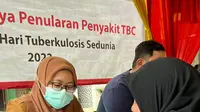 Menyambut Hari Tuberkulosis Sedunia pada 24 Maret, perusahaan ritel modern Alfamart menggelar edukasi kesehatan dan pemeriksaan tahap awal bertajuk ‘Waspada Bahaya Penularan Penyakit TBC’ di Kelurahan Sukabumi Utara Kecamatan Kebon Jeruk Jakarta Barat, Senin (20/3/2023).