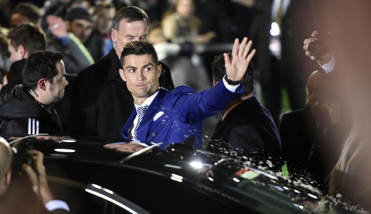 Cristiano Ronaldo memberikan salam kepada penggemarnya usai menerima The Best FIFA Men's Player of 2016 Award pada ajang The Best FIFA Football Awards 2016  di Zurich, (9/1/2017). (AFP/Michael Buholzer)