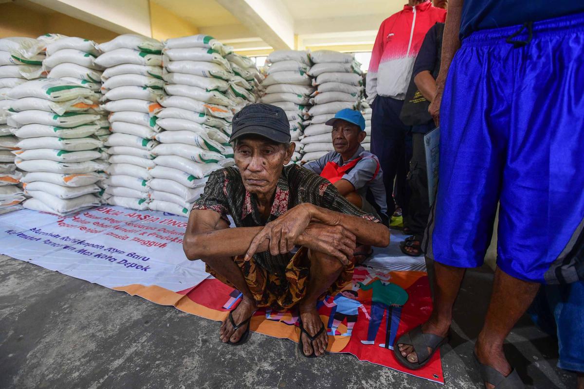FOTO: Bantuan Beras 20 Kg Dibagikan Serentak di Depok, Warga Antusias