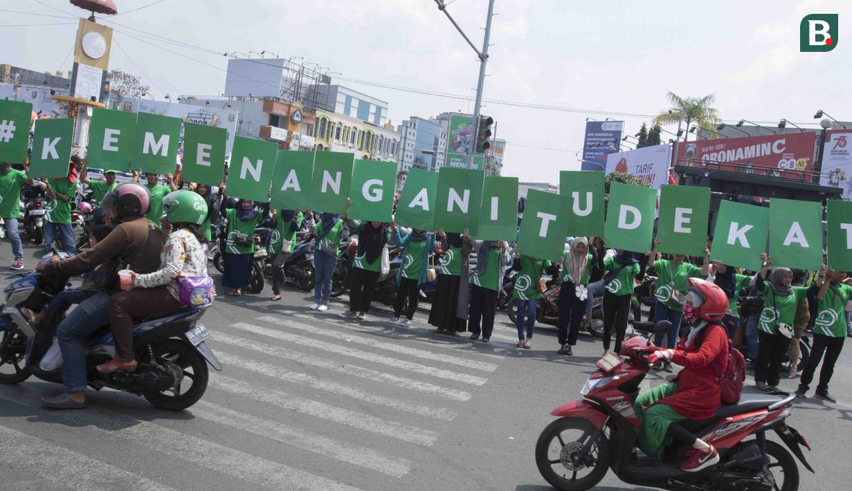 Suasana kemeriahan yang terjadi saat pawai obor Asian Games XVIII di Lampung, Rabu (8/8/2018). Sebanyak 53 kota di Indonesia akan dilalui oleh obor Asian Games. (Bola.com/Reza Bachtiar)